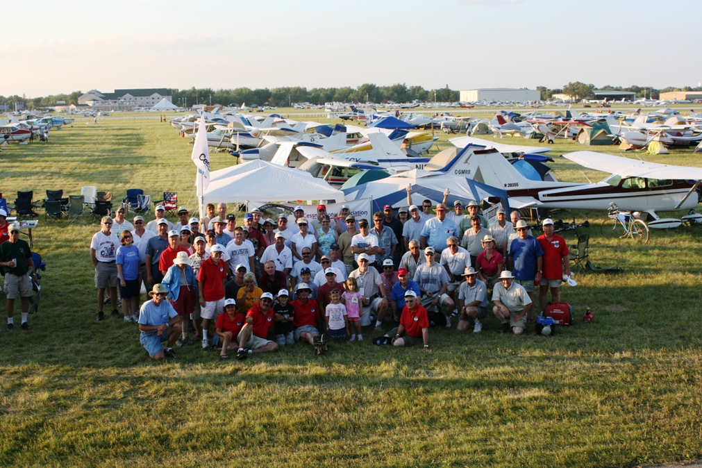 Pilots, relatives and friends that participated in the 2009 Mass Arrival.